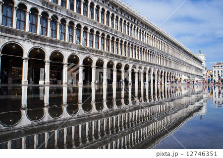 アクアアルタ（高潮）期間中のベネチア・サンマルコ広場 12746351