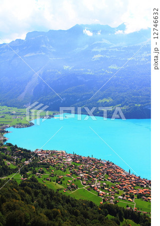 ブリエンツ湖と湖畔の町、スイス 12746632