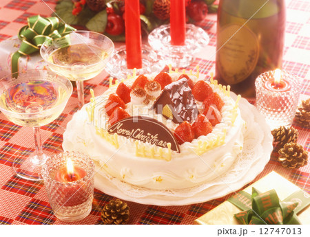 クリスマスケーキとシャンパンの写真素材