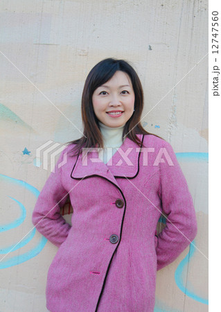 女性　壁 12747560