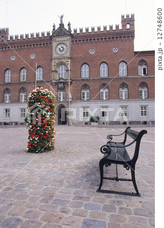 アールヌーボ風ベンチと市庁舎 12748600