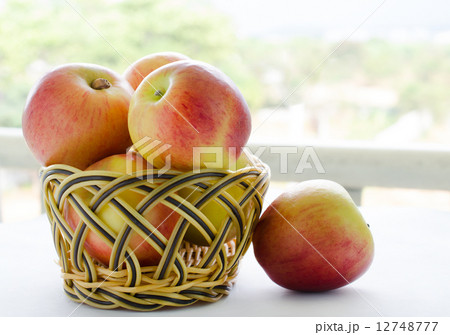apples with basket 12748777