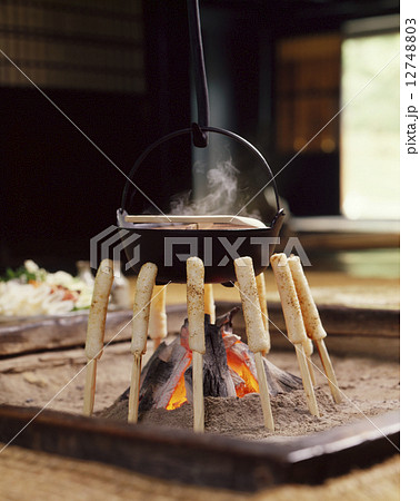 囲炉裏を囲むきりたんぽ 囲炉裏を囲むきりたんぽ 12748803