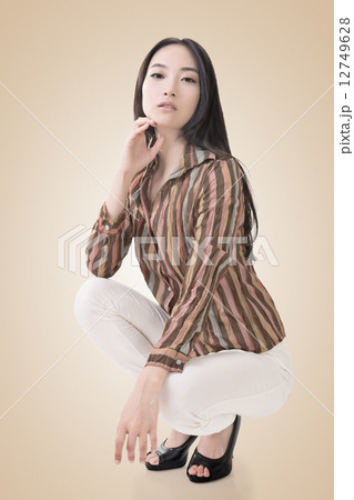 Squat pose by sexy Asian beauty 12749628