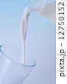 牛乳を注ぐ 12750152