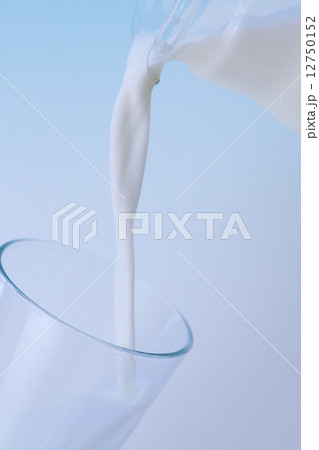 牛乳を注ぐ 牛乳を注ぐ 12750152