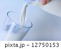 牛乳を注ぐ 12750153