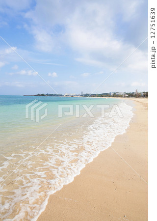 沖縄のビーチ・仲泊海岸 12751639