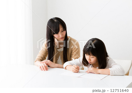 勉強を教える母 12751640