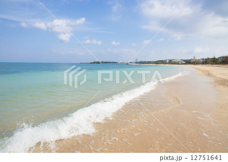 沖縄のビーチ・仲泊海岸 12751641