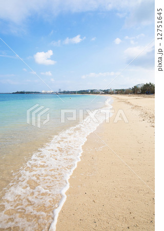 沖縄のビーチ・仲泊海岸 12751645