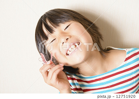 歯の矯正をする女の子 歯の矯正をする女の子 12751920