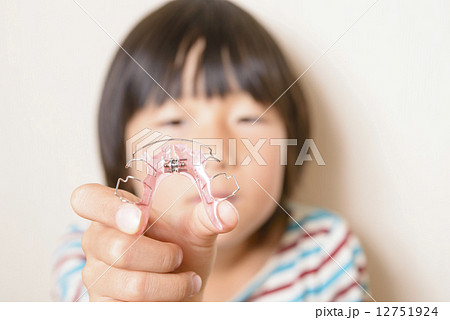 歯の矯正をする女の子 12751924