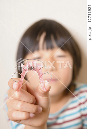 歯の矯正をする女の子 歯の矯正をする女の子 12751925