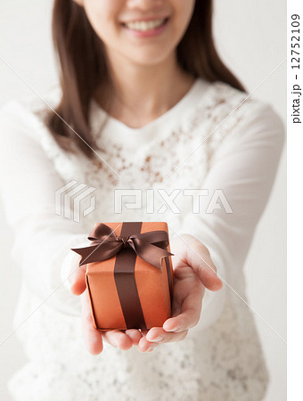プレゼントと女性の写真素材