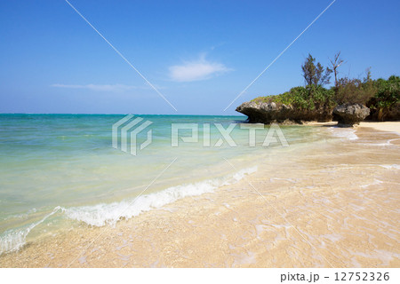 沖縄のビーチ・宇加地近隣公園ビーチ 12752326