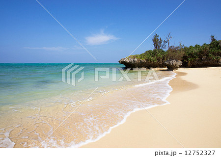 沖縄のビーチ・宇加地近隣公園ビーチ 12752327