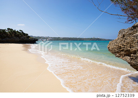 沖縄のビーチ・宇加地近隣公園ビーチ 12752339