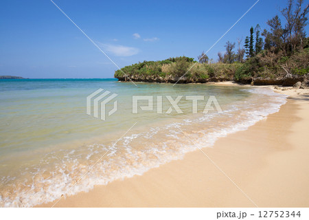 沖縄のビーチ・宇加地近隣公園ビーチ 12752344