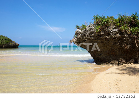 沖縄のビーチ・宇加地近隣公園ビーチ 12752352