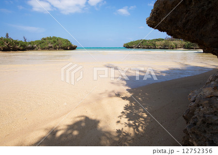 沖縄のビーチ・宇加地近隣公園ビーチ 12752356