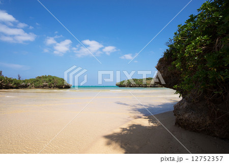 沖縄のビーチ・宇加地近隣公園ビーチ 12752357