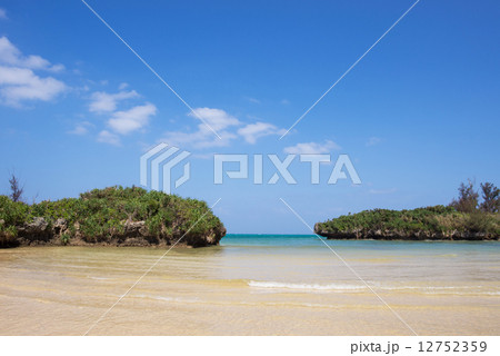 沖縄のビーチ・宇加地近隣公園ビーチ 12752359