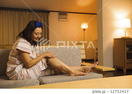 夜のライフスタイル 12752417