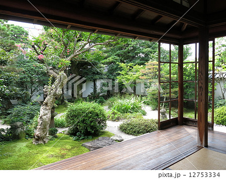松江市の小泉八雲旧居にある南の庭 松江市の小泉八雲旧居にある南の庭 12753334