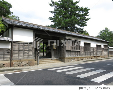 松江市の塩見縄手にある武家屋敷（長屋門） 12753685