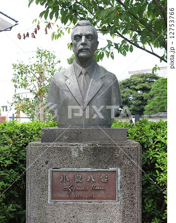 松江市の塩見縄手公園にある小泉八雲像 12753766