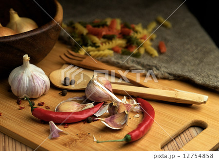 Spaghetti, Onions and garlic and on a wooden table. 12754858