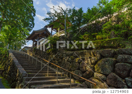 馬籠宿の永昌寺の参道と山門 12754903