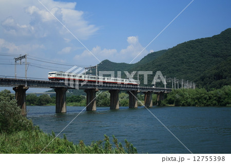 吉井川を渡る山陽本線117系（岡山地区） 12755398