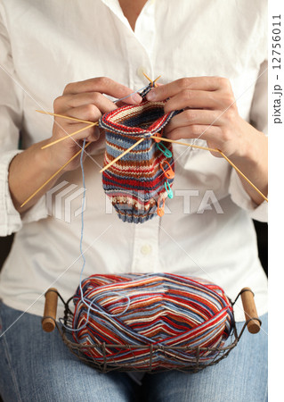 編み物をしている女性 12756011