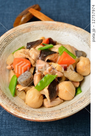 筑前煮（和風の野菜・鶏肉の煮物）。 12757974