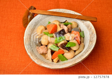 筑前煮（和風の野菜・鶏肉の煮物）。 12757978