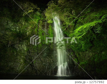 滝のライトアップ 12757992