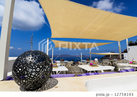 サントリーニ島の散策道 12758193