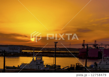 酒田港・南埠頭に沈む夕陽 酒田港・南埠頭に沈む夕陽 12758479