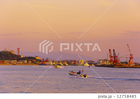 山形・夕陽の酒田港 12758485