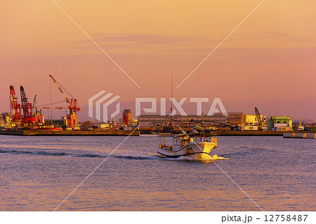 山形・夕陽の酒田港 12758487
