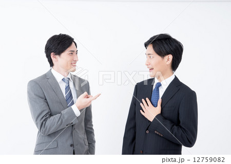 若いビジネスマン 12759082