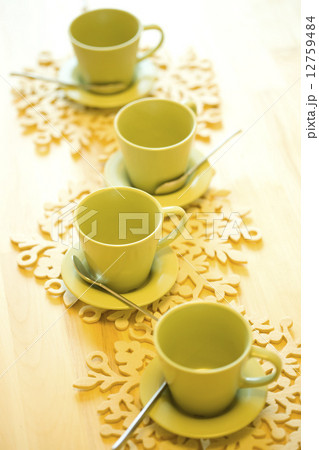 並んだコーヒーカップ 12759484