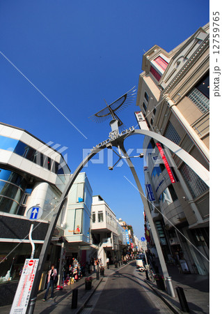 横浜　元町商店街 12759765