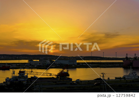 酒田港・南埠頭に沈む夕陽 酒田港・南埠頭に沈む夕陽 12759842