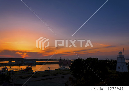 酒田・日和山公園からの夕陽 酒田・日和山公園からの夕陽 12759844