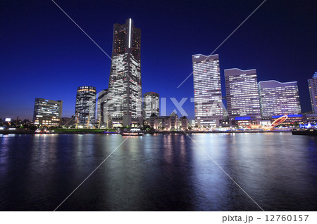 横浜みなとみらい地区の夜景 12760157