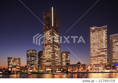 横浜みなとみらい地区の夜景 12760159