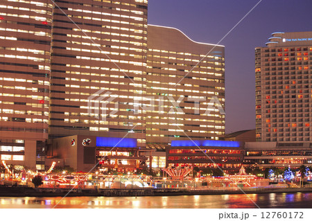 横浜みなとみらい地区の夜景 12760172